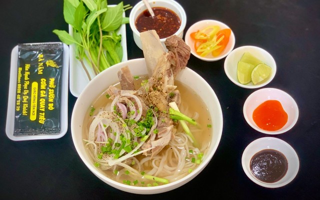 Bà Năm - Cơm Gà Quay Tiêu & Phở Sườn Bò - Yersin