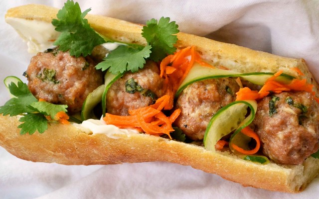 BÀ TRÙM ĂN VẶT - BÁNH MÌ XÍU MẠI & BÁNH CANH CHẢ CÁ - CƯ XÁ VĨNH HỘI