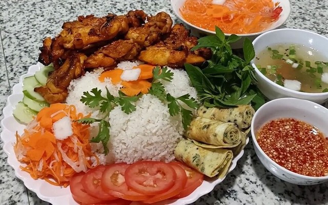 Quán Cơm & Sinh Tố Nước Ép - 24 Âu Cơ