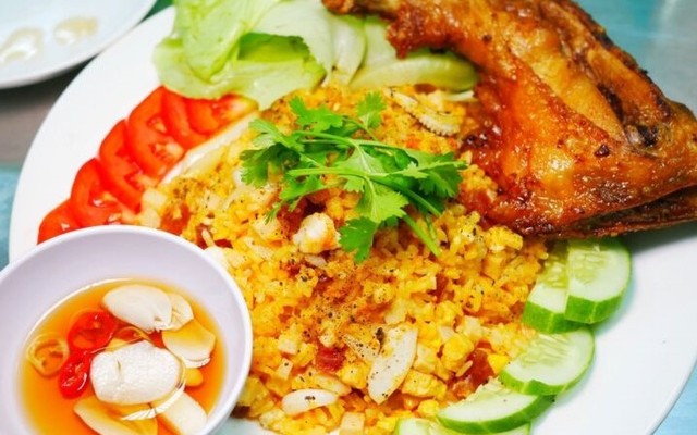 Cơm Chiên Gà Xối Mỡ 2A - 8 Phạm Văn Đồng