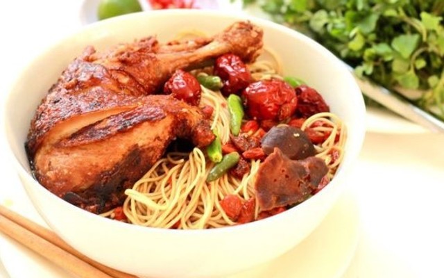 A Mà - Mì Gà Tiềm Bát Bửu - Trần Phú