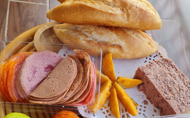 Bếp Nhà Đậu - Bánh Mỳ Kẹp & Bánh Tráng Cuốn Thịt Heo - Hồng Mai
