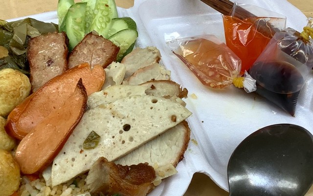 Đảo Cầu Vồng - Cơm Xá Xíu, Xôi & Bánh Mì - Hàn Thuyên