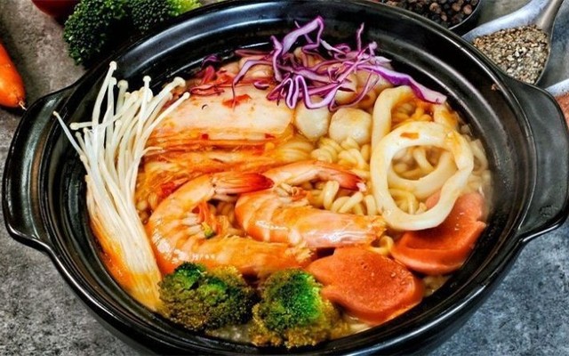 Lẩu Nướng Phúc - Bò Sốt & Mì Cay - Nguyễn Ái Quốc