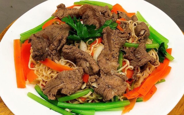 Yến Nhi - Cá Viên Chiên & Mì Nui Xào Bò