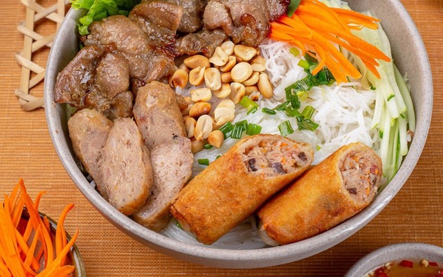 Cô Tín - Bún Thịt Nướng - Cách Mạng Tháng 8