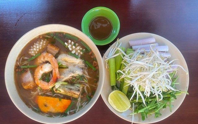Bún Mắm - Bún Mọc Sườn Dì Năm