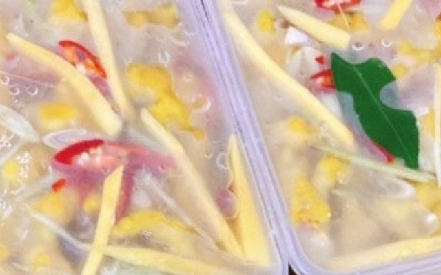 Cô Nga Chân Gà Xả Tắc - Ăn Vặt Chân Gà Sả Tắc & Nem Rán - Trần Cung
