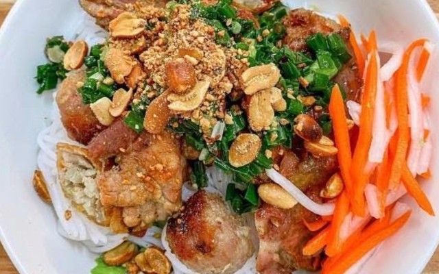 Cơm Tấm Bún Thịt Nướng Hoàng Nam - Hoa Sữa