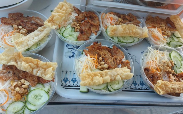 Tuyền Nguyễn - Bún Thịt Nướng - 324 Cách Mạng Tháng 8
