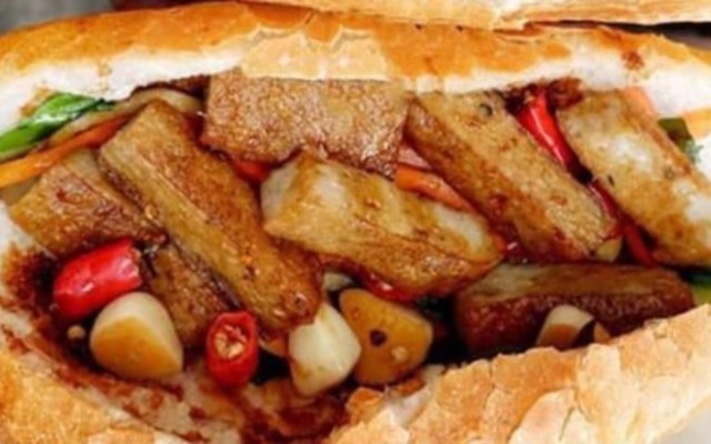 Bánh Mì Xíu Mại Trứng Muối & Bánh Mì Xíu Mại Lạp Xưởng - Bóng Bé Bỏng
