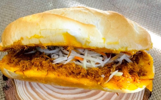 Bánh Mì Gà Xé Bơ Hồng Kông Cô Huyền - Lê Văn Phan