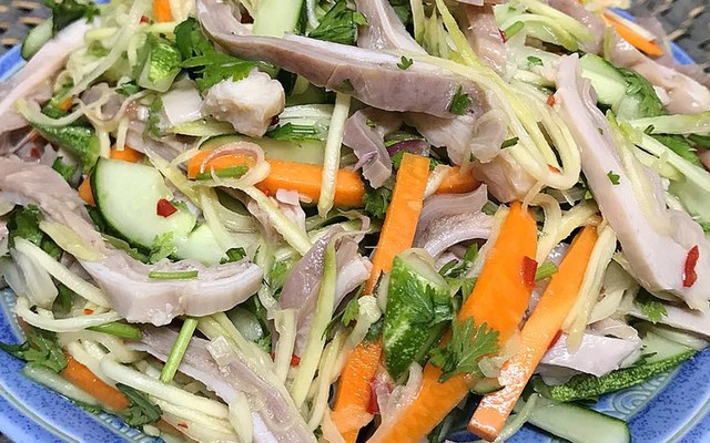 Bé Linh - Bún Mắm Lưỡi & Tai Mui Trộn - Châu Thị Vĩnh Tế