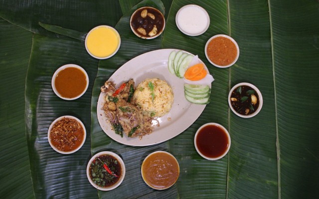 Cơm Gà Xối Mỡ Long Ký - 39 Phạm Văn Hai