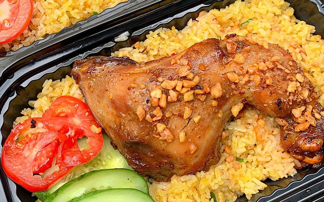Bếp Âu Việt - Cơm Gà Sốt Cay Mắm Tỏi, Sườn Nướng Mật Ong & Salad - Hoa Đào