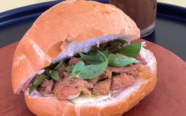 MÊ 47 COFFEE - Trà Đào Thơm Xoài & Bánh Mì Thịt Áp Chảo