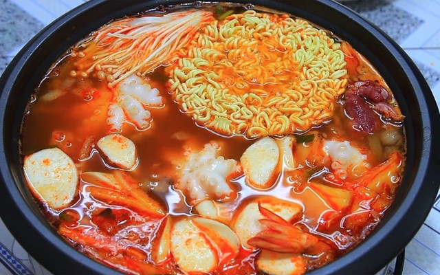 Lẩu Kim Chi 79k - Lê Văn Chí