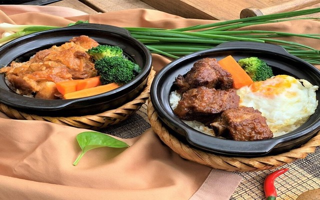 Thần Tài Quán - Cơm Thịt Quay & Cơm Chiên Xá Xíu - Phúc Tân