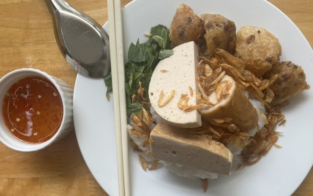 Út Xuyến - Bánh Ướt Nóng, Bánh Wappy & Chè Khúc Bạch