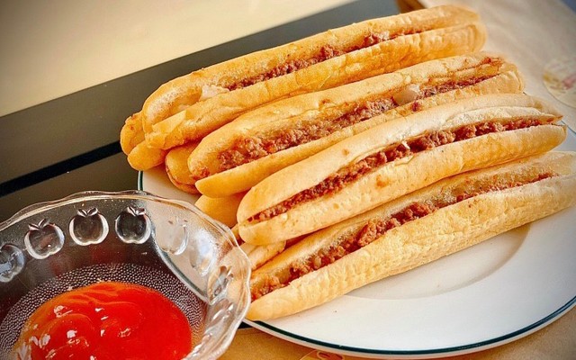 Trần Gia - Pate Cột Đèn & Bánh Mì Cay