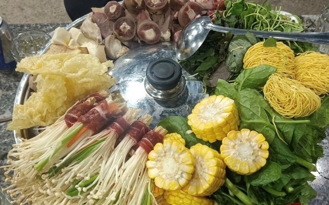 Lẩu Đuôi Bò Hùng Rơm 22 - Lạc Long Quân
