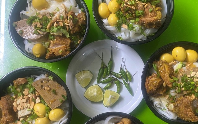 QUÁN ĂN MIỀN TRUNG DÌ ÚT - CƠM GÀ & BÚN BÒ - Võ Thị Sáu