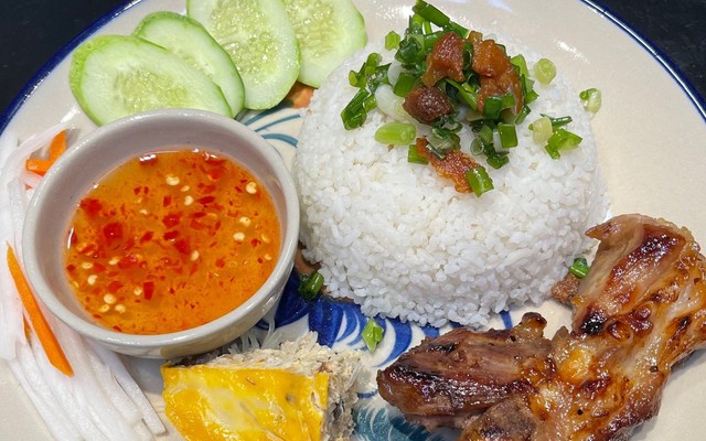 Tiệm Ăn Chú Ba - Cơm Gà Hải Nam & Cơm Tấm Sườn Nướng