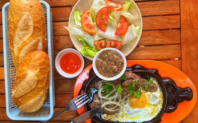 Beef Steak Tiger House - Bít Tết Sốt Tiêu Đen & Bít Tết Sốt Trứng Muối - Huỳnh Khương Ninh