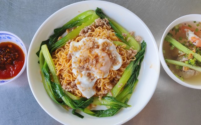 Hai Anh Em - Mì Trộn Trứng Lòng Đào & Hủ Tiếu Trộn - Đường Số 1