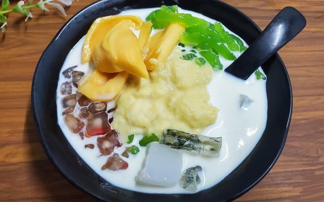 Phương Thảo Food - Chè Sầu, Dừa Dầm & Bánh Mì Cay