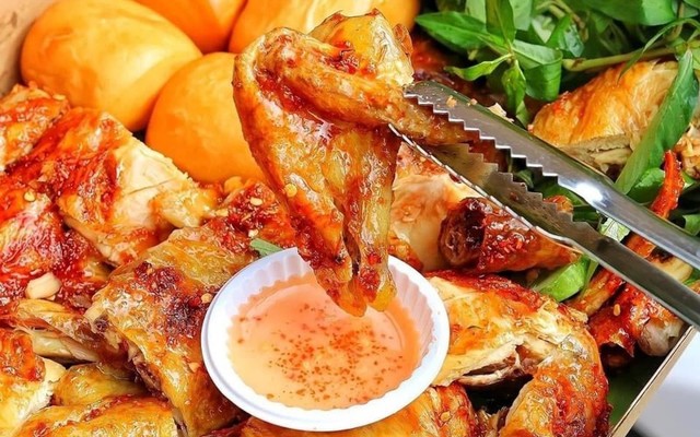 Holy Chicken - Gà Quay Bánh Bao - Đường 22/12