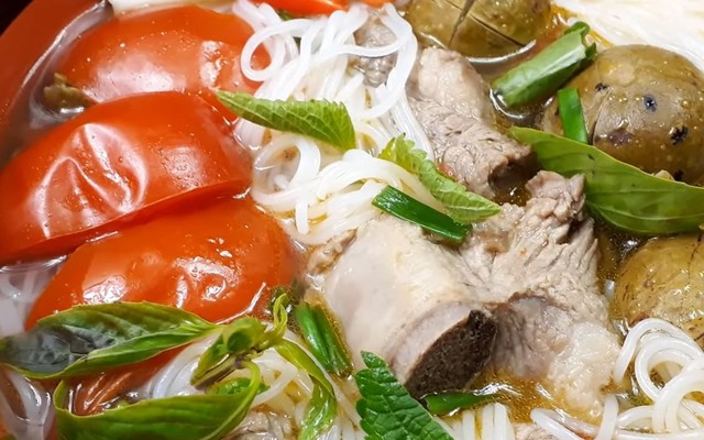 Chân Gà Xả Ớt & Bún Ngan Sườn Thịt Mọc - 68 Hàng Chiếu
