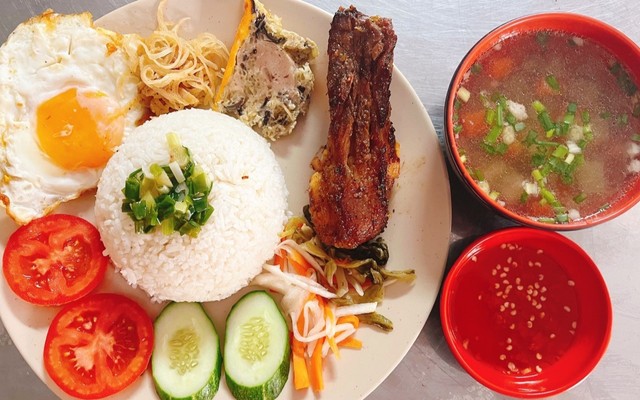 Long Ký - Cơm Sườn Nướng & Gà Ủ Muối Hồng Kông