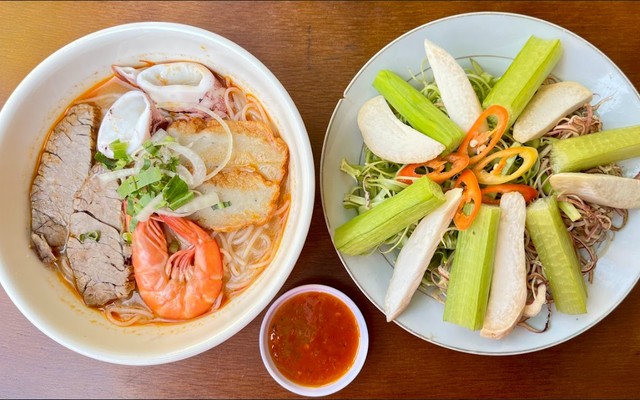 Bún Thái Hải Sản Mê Ly & Bò Kho - Trần Tuấn Khải