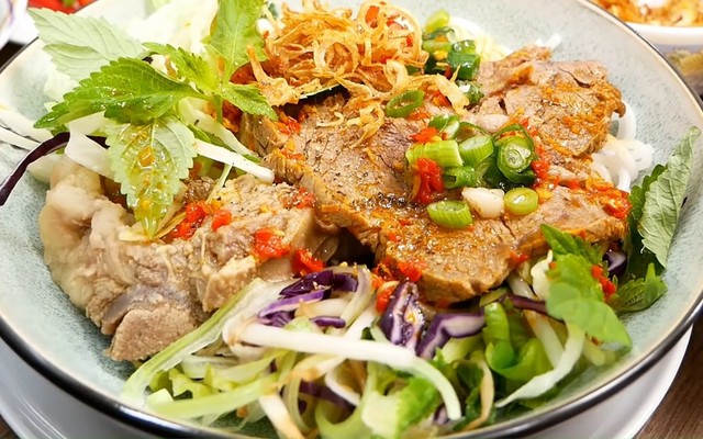 Cô Linh - Mì Chua Cay, Bún Bò Trộn & Gà Tần - Phan Đăng Lưu