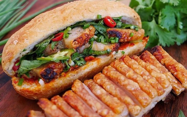 Bánh Mì Heo Quay Xá Xíu Phú Đạt - Xóm Chiếu