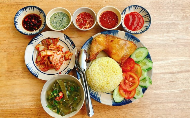 Cơm Gà 81 - Gà Ta Sốt Mắm Tỏi & Gà Ta Luộc - 54 Trương Định