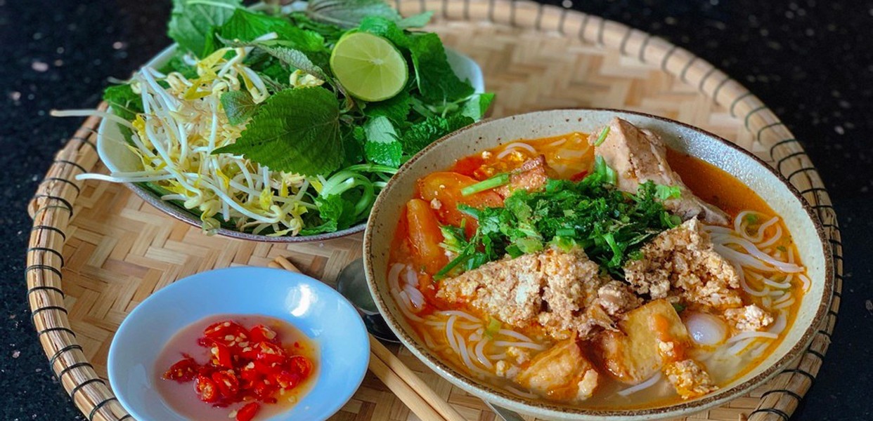 Bún Riêu Phố Cổ Hà Nội: Hành Trình Khám Phá Hương Vị Truyền Thống Qua Các Quán Bún Riêu Nổi Tiếng