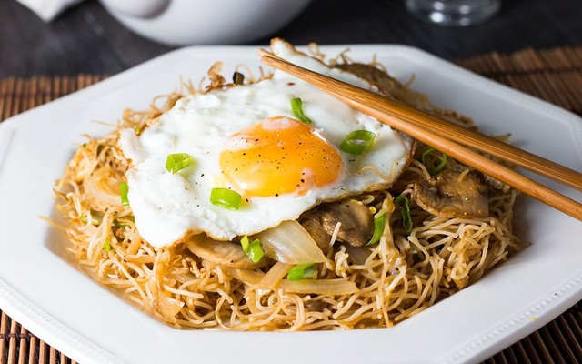 Cô Hương - Nui Xào Bò, Mì Xào Bò & Trà Dâu - Hoàng Hoa Thám