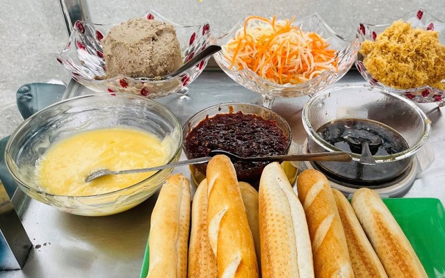 Bánh Mì Que Gion Gion - Tiểu La