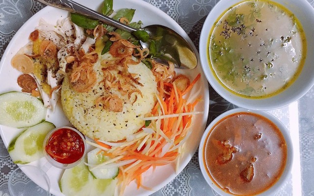 Quán Chị Hai - Cơm Gà Xé & Cơm Thịt Xíu - Mậu Thân