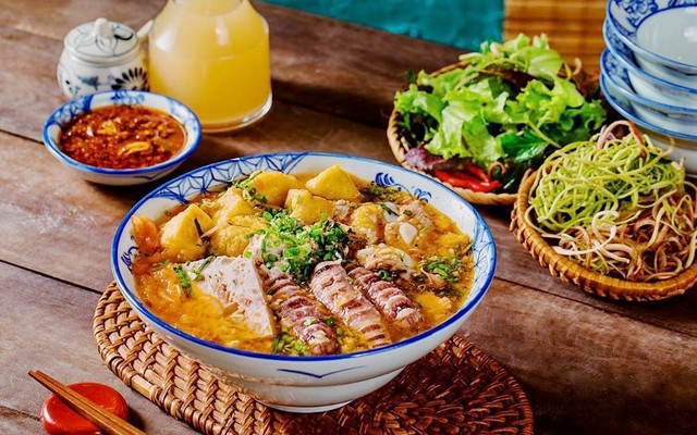 Hồng Anh - Bánh Canh Ghẹ, Mỳ Gà Tần & Bún Riêu Bề Bề - 11 Nguyễn Bỉnh Quân