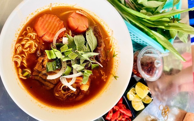 Hủ Tiếu & Bò Kho - Uyên Phương - Binh Gia