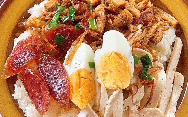 Ăn Vặt Đêm 1050 - Chân Gà Sốt Thái, Xôi & Chả Nem