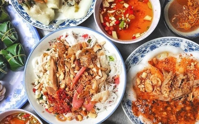 Bánh Bèo, Bánh Ướt & Bún Mắm Heo Quay - Bà Huyện Thanh Quan