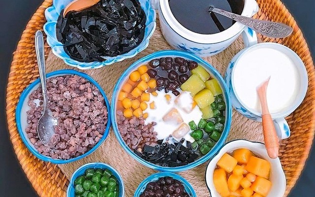 Hẹn Hò Phố Cổ - Chè Dừa Dầm & Ăn Vặt Hà Nội