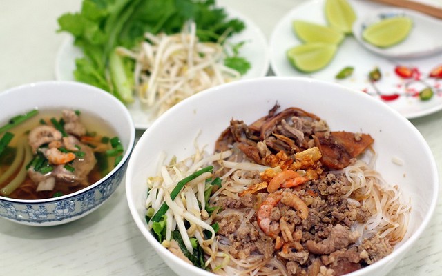 Hủ Tiếu Cô Tuyết - 120 Nguyễn Hữu Thọ