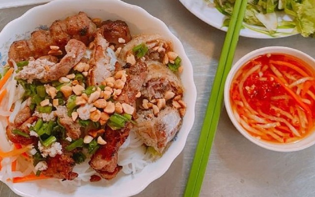 Ánh Tuyết - Bún Thịt Nướng & Bò Lá Lốp - Trong Chợ Cửa Số 1 Đinh Lễ