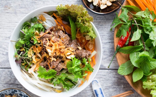 Ổi Chấm Muối - Bánh Mì, Đồ Cuốn & Bún trộn - Triều Khúc