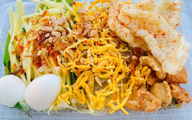Ăn Vặt Dứa - Bánh Tráng Trộn Phơi Sương Mỡ Hành Khô Gà & Tóp Mỡ - Ngã Tư Bồn Nước